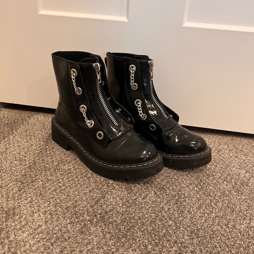 Sugar Black Interior with Silver Chain Detail